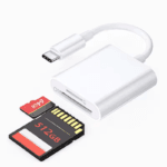 Close-up van de witte adapter met zowel een SD-kaart als een MicroSD-kaart (TF) ingeplugd