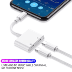 Witte dubbele USB-C adapter aangesloten op telefoon voor snelladen en digitale audio