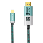 Close-up van de groene metalen USB-C en DisplayPort stekkers met sterke gevlochten kabel