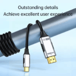 Close-up van de USB-C en HDMI connectoren met een flexibele zwarte kabel.