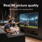 Familie geniet van een voetbalwedstrijd op een groot scherm met echte 8K-beeldkwaliteit via HDMI.