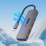 Illustratie van de luchtstroom en warmteafvoer rondom de grijze aluminium USB-hub met gevlochten kabel.