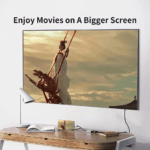 Smartphone aangesloten op een grote TV via een DVI-adapter om films en video's in hoge kwaliteit te streamen.