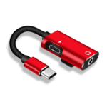 Rode USB-C adapter met zwarte flexibele kabel vrijstaand