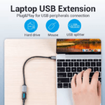 USB-C kabel aangesloten op laptop voor USB harde schijf