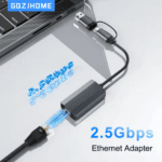 Laptop verbonden met de adapter, met grafische weergave van blauwe elektriciteit die de poort binnenstroomt en tekst "2.5Gbps"