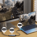 Een laptop aangesloten op een grote gaming monitor via de USB-C naar DP kabel tijdens een FPS-game.