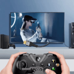 Gebruiker speelt games op een console verbonden met een groot scherm via een 8K HDMI-kabel.