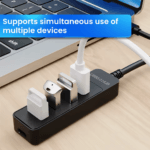 USB hub aangesloten op laptop met 4 USB dongles