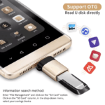 Gouden USB adapter verbonden met smartphone voor bestandsoverdracht
