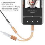 Smartphone speelt muziek af via gouden gevlochten USB-C splitter tijdens het opladen