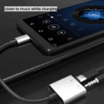 Muziek afspelen op smartphone via zilveren USB-C audio dongle in donkere omgeving
