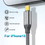 Close-up van USB-C connector in telefoon voor live uitzending en karaoke