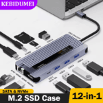 KEBIDUMEI 12-in-1 M.2 SSD behuizing en USB-C dock aangesloten op een laptop met diverse kabels en accessoires