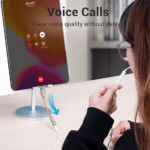 Tablet op standaard met USB-C audio adapter in gebruik voor videobellen zonder vertraging