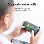 Gamer gebruikt bedrade oortjes via haakse USB-C adapter voor heldere calls