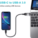 Zilveren laptop met USB-A naar USB-C adapter aangesloten