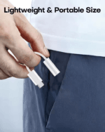 Witte USB-C naar aux adapter wordt in broekzak gestoken