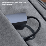 De grijze adapter steekt half uit een taszak, tekst "Lightweight and portable No burden"