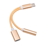 Geïsoleerde foto van de goudkleurige USB-C Y-kabel voor audio en stroom