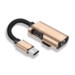 Goudkleurige USB-C oplaad en audio splitter vrijstaand