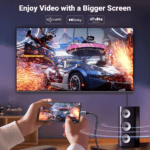 Smartphone verbonden met een grote TV via USB-C naar DP kabel voor gaming met eARC en Dolby geluid.