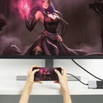 Een smartphone verbonden met een monitor via een USB-C naar DVI adapter voor een grotere gaming-ervaring.