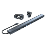Lange, grijze USB-C hub met een duurzame gevlochten kabel en twee afneembare voetstukken voor plaatsing onder de laptop.
