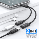 USB-C audio en oplaad splitter in gebruik met een mobiele telefoon en witte oortjes