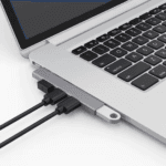 Close-up van een grijze hub die direct en kabelloos aansluit op de zijkant van een MacBook.