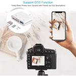 Smartphone verbonden met een DSLR camera via de witte USB-C adapter om foto's te delen