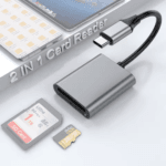 2-in-1 kaartlezer met SD en MicroSD kaarten, verbonden met een tablet