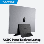 Spacegrijze PULWTOP verticale laptop standaard en uitgebreid USB-C docking station.