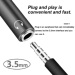 Close-up van de 3.5mm audio poort die compatibel is met standaard koptelefoons