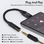 Close-up van de zwarte dual-chip adapter verbonden met smartphone en 3.5mm jack zonder vertraging