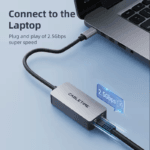 Adapter aangesloten op een laptop zijkant met grafische weergave van 2.5Gbps datastroom