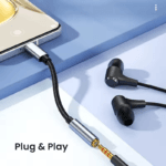 Zwarte oortjes verbonden met telefoon via USB-C adapter plug and play