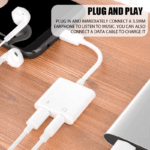 Witte USB-C dongle verbonden met powerbank en bedrade oortjes op een houten tafel
