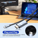 USB-C naar HDMI kabel aangesloten op een laptop en extern beeldscherm voor een efficiënte werkplek