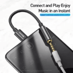 Smartphone verbonden met Baseus audio dongle voor directe muziekweergave