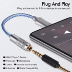Telefoon verbonden met CX-PRO USB-C naar 3.5mm jack adapter lifestyle
