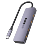 Vrijstaande productfoto van de slanke grijze USB 3.2 Gen 2 hub met duurzame gevlochten kabel en 10G markeringen.