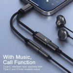 Zilverkleurige USB-C adapter verbonden met telefoon en oortjes voor high-fidelity audio