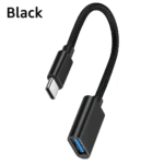 Zwarte gevlochten USB-C verloopstekker op witte achtergrond