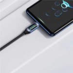 Smartphone aangesloten op de slimme USB-C kabel waarbij het scherm "100W" laadvermogen aangeeft in het donker.