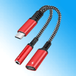 Opvallende rode gevlochten USB-C audio splitter op een blauwe achtergrond