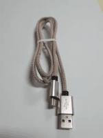Foto van de roségoud gevlochten kabel met bijpassende metallic connectoren