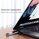 USB stick aangesloten op laptop via compacte adapter