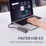 Laptop in gebruik met USB-hub, tekst "Faster USB 3.0 Only 5 seconds to transfer a 1GB movie"