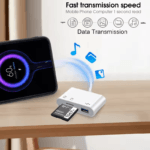 Illustratie van datatransmissie iconen (video, muziek, documenten) via de witte USB-C adapter